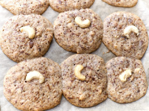 Cashew-Taler gebacken